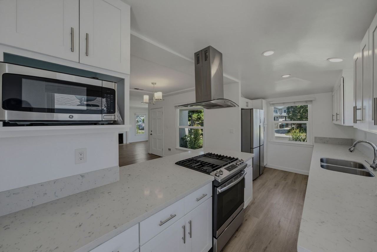 8339 Kenyon Ave - Photo 3 of 34