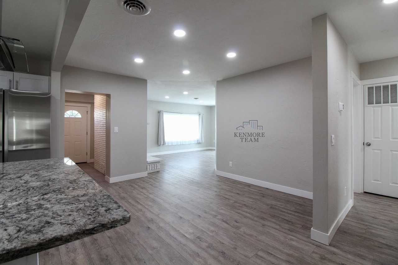 308 N 12th Ave - Photo 3 of 21