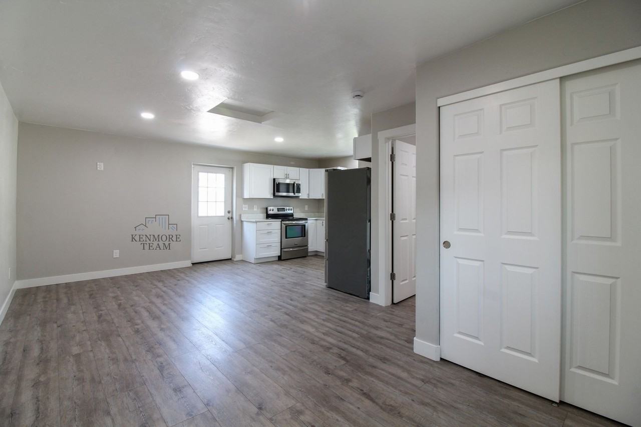310 N 12th Ave - Photo 5 of 7