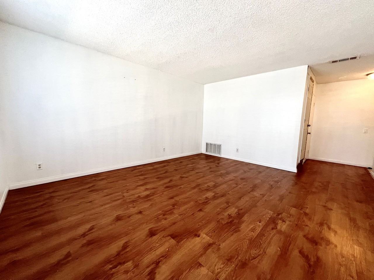 1380 W 48th St #10 - Photo 3 of 13
