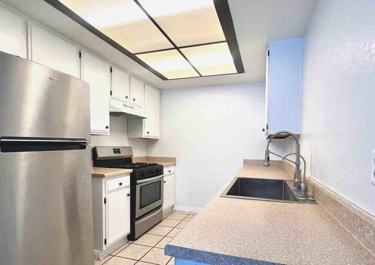 1380 W 48th St #10 - Photo 4 of 13
