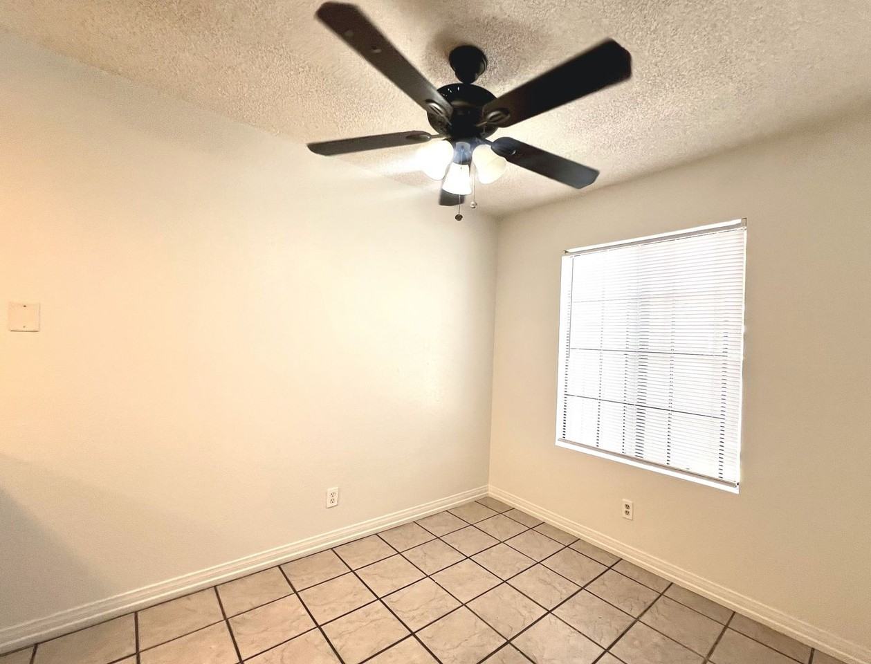 1380 W 48th St #10 - Photo 5 of 13