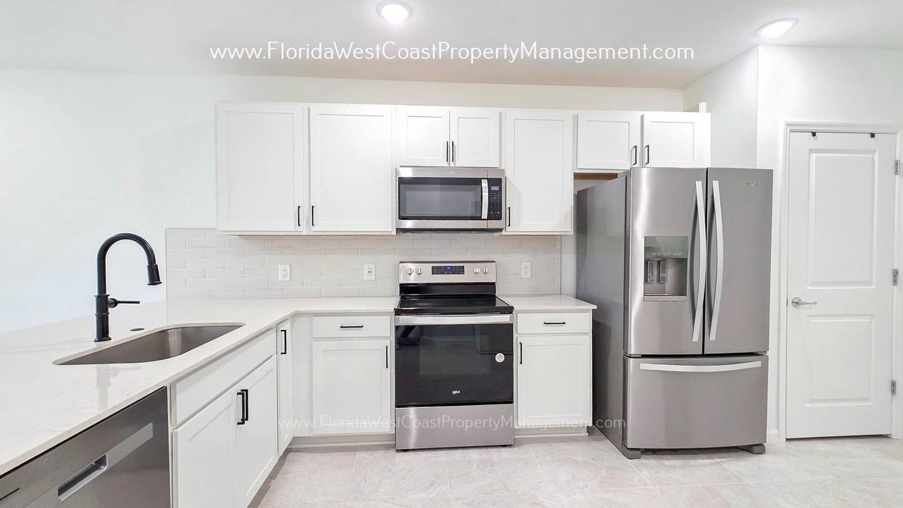 6467 Silverstar Dr - Photo 4 of 40