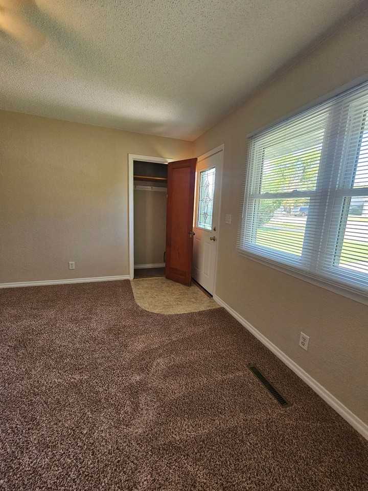 2310 5th St - Photo 3 of 20