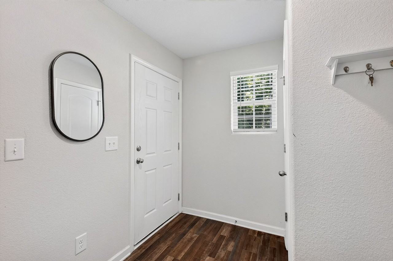 918 E Green St - Photo 4 of 37