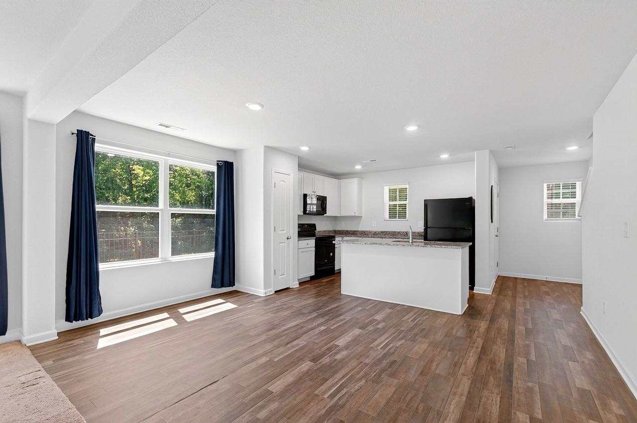 918 E Green St - Photo 6 of 37