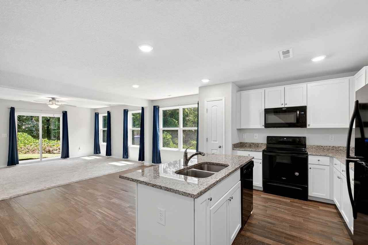 918 E Green St - Photo 7 of 37