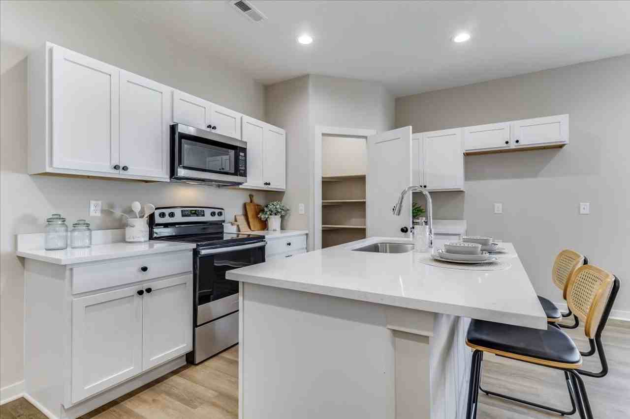 2319 W Macarthur Ct