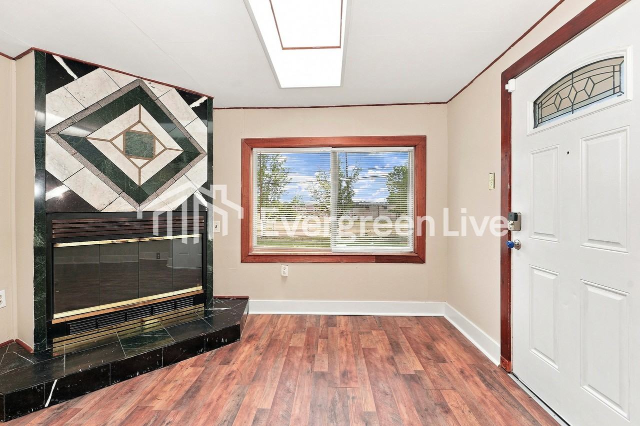 5734 Longwood Ave - Photo 5 of 16