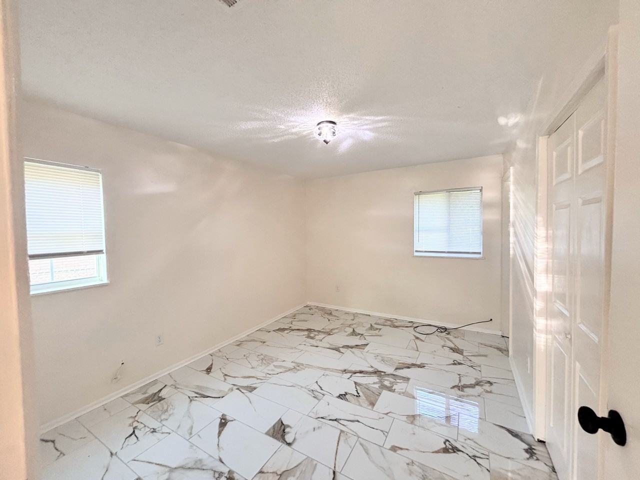 2115 Kings Rd - Photo 4 of 19