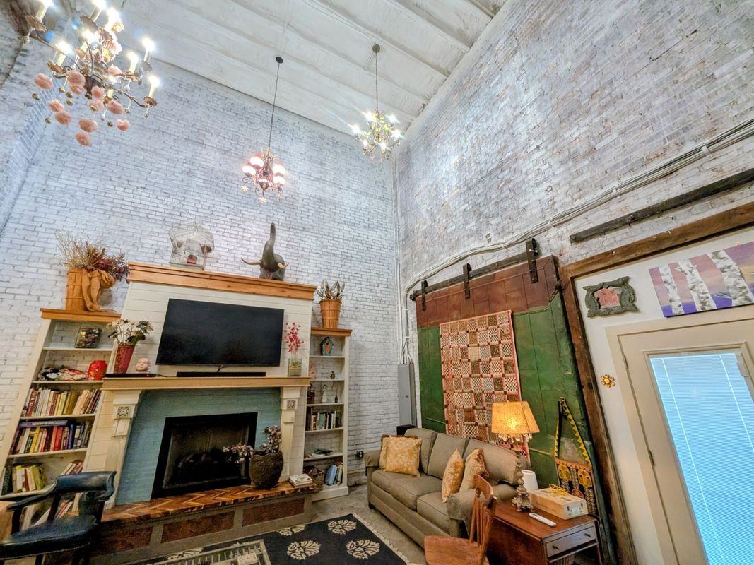536 N Main St - Photo 4 of 22