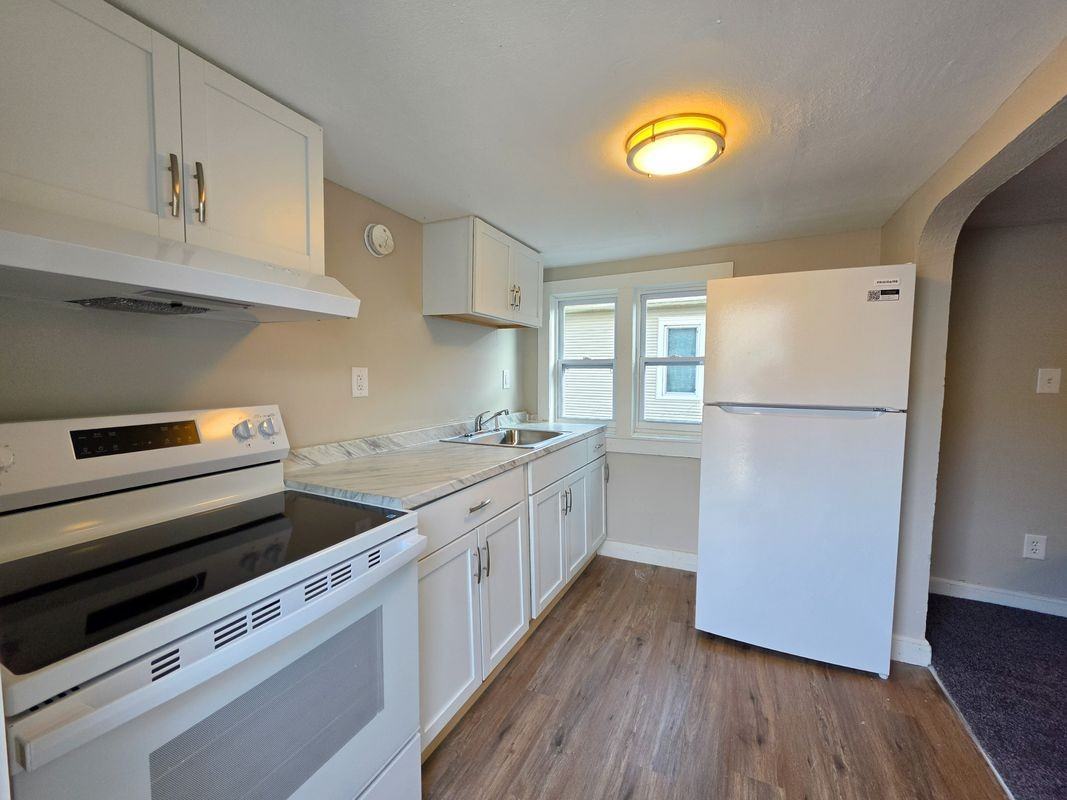 1033 Villa St - Photo 4 of 6