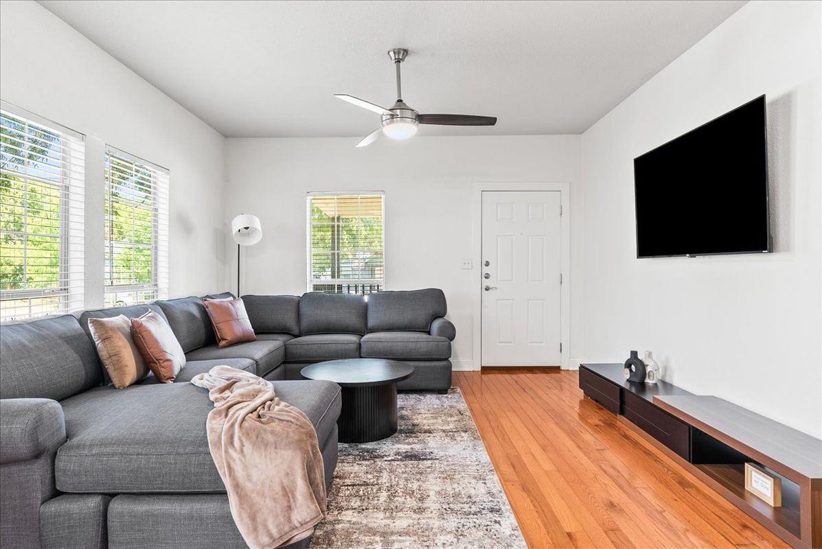 1803 N Winnetka Ave - Photo 5 of 45
