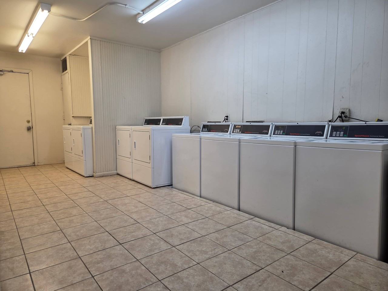 Hollywood Apartments - Photo 5 of 39