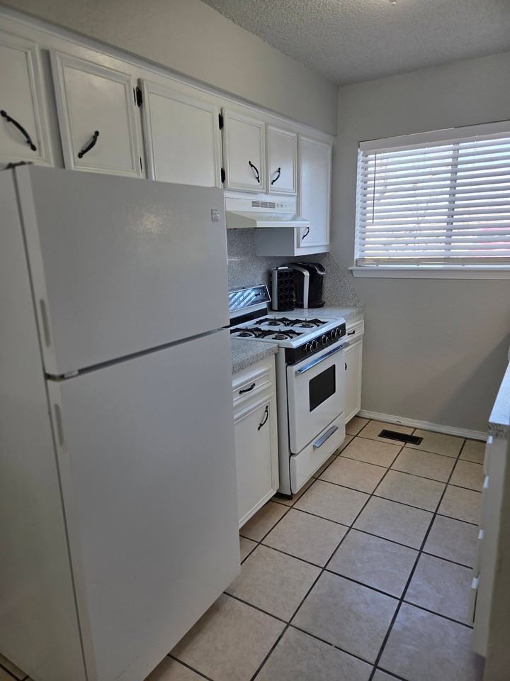 Hollywood Apartments - Photo 7 of 39