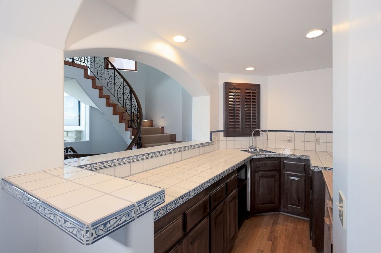 3265 Ocean Dr - Photo 7 of 50