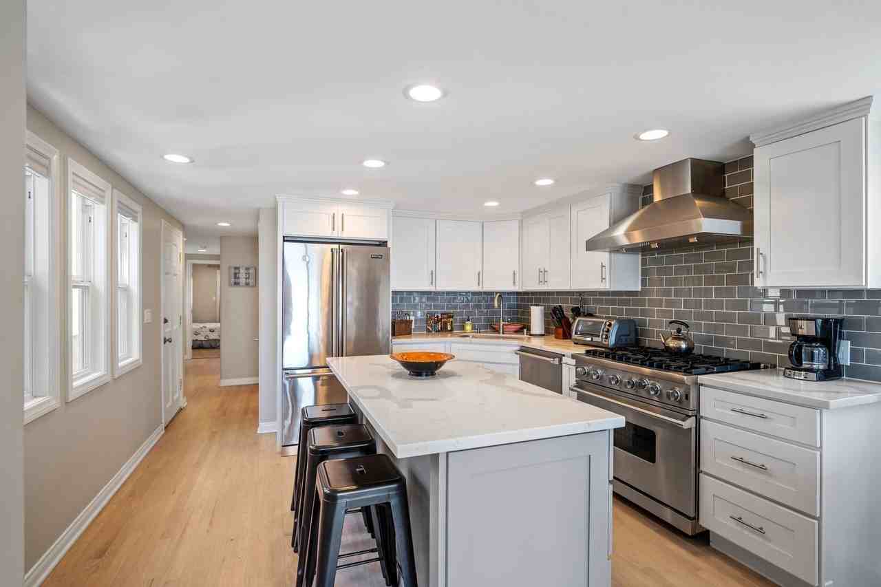 305 Ocean Dr - Photo 6 of 43
