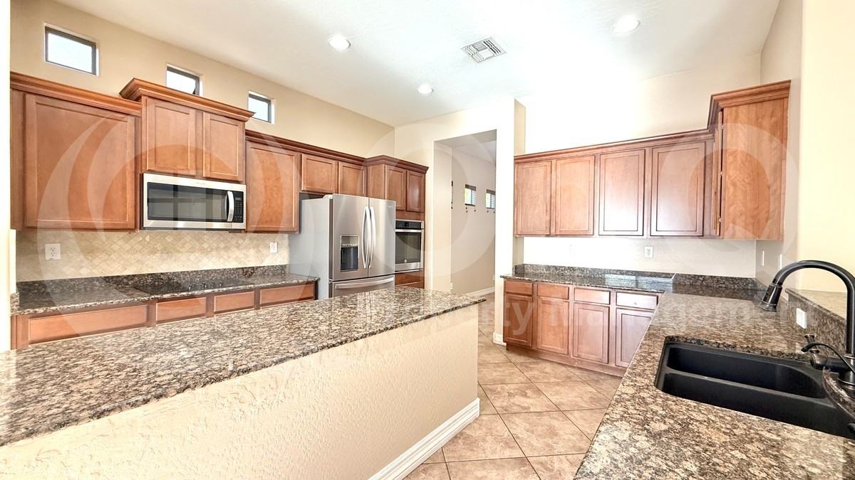 6921 W Dale Ln - Photo 6 of 33