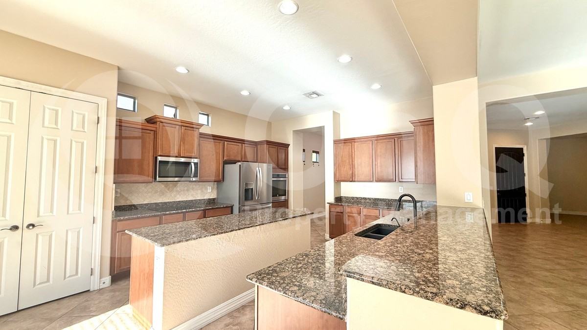 6921 W Dale Ln - Photo 4 of 33