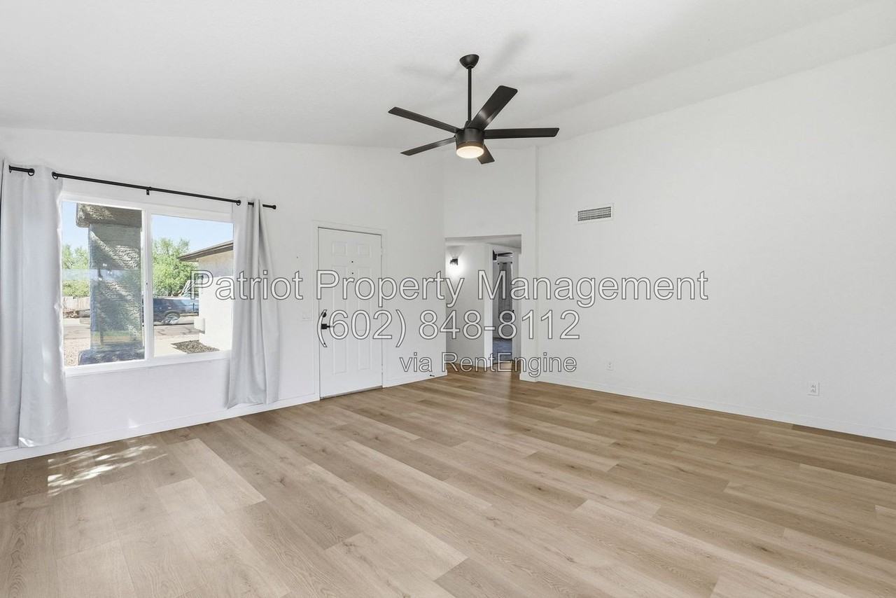 2009 E Paradise Ln - Photo 4 of 28