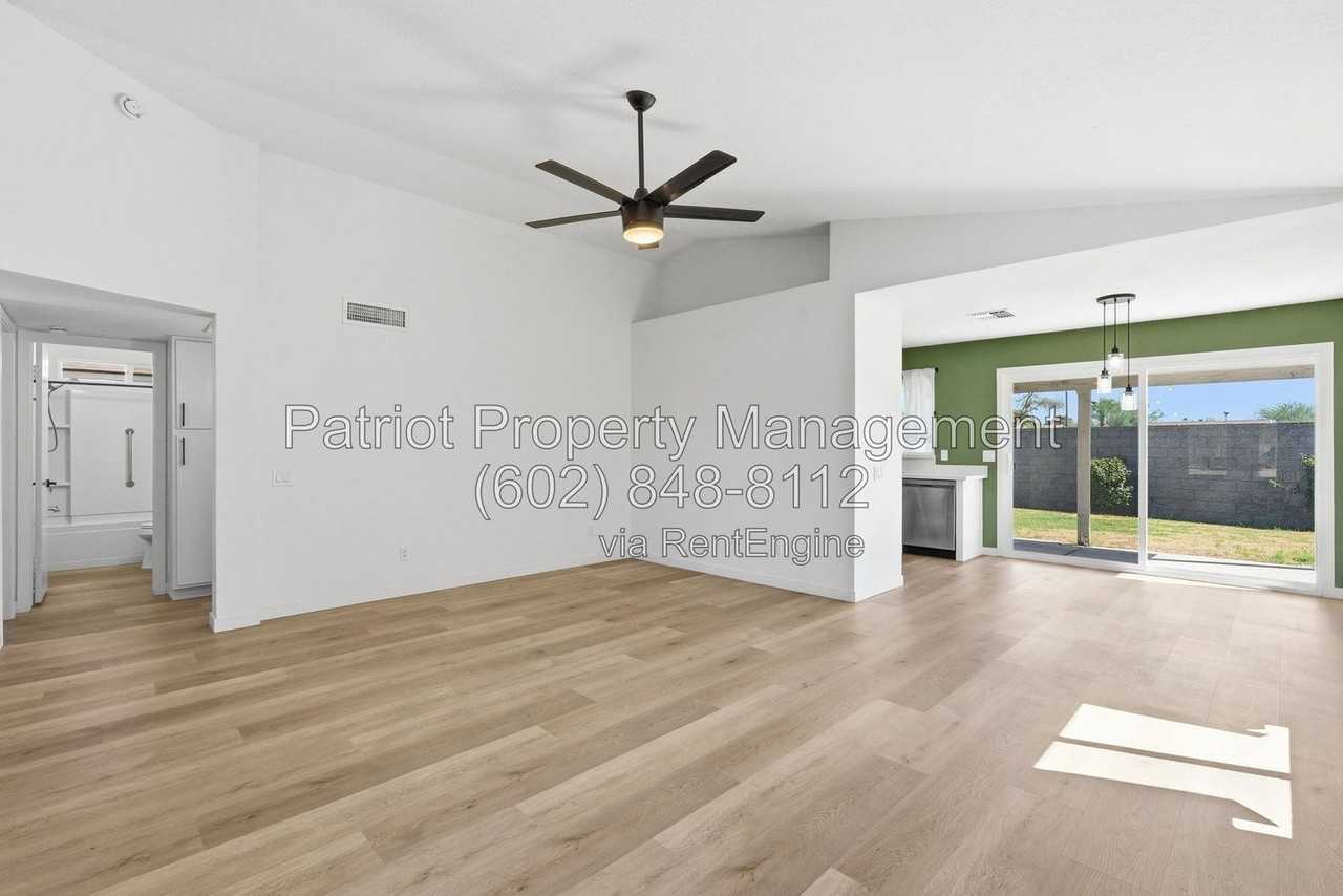 2009 E Paradise Ln - Photo 5 of 28