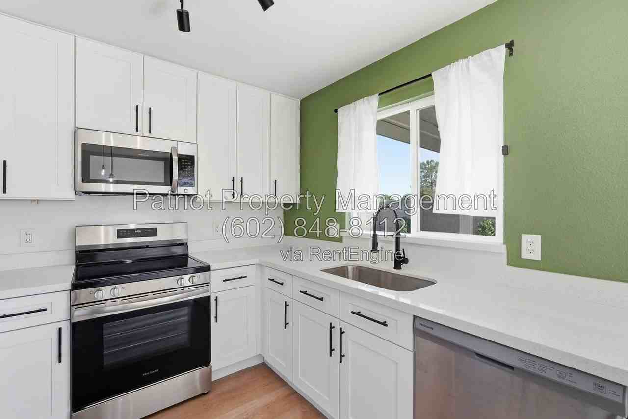 2009 E Paradise Ln - Photo 6 of 28