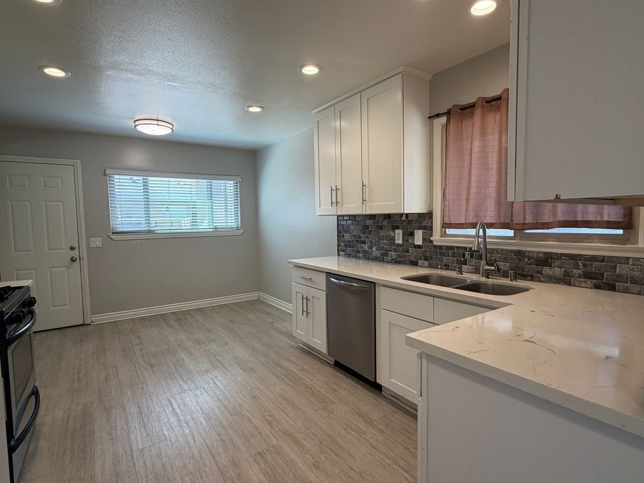 10774 Mercer Ave - Photo 2 of 12