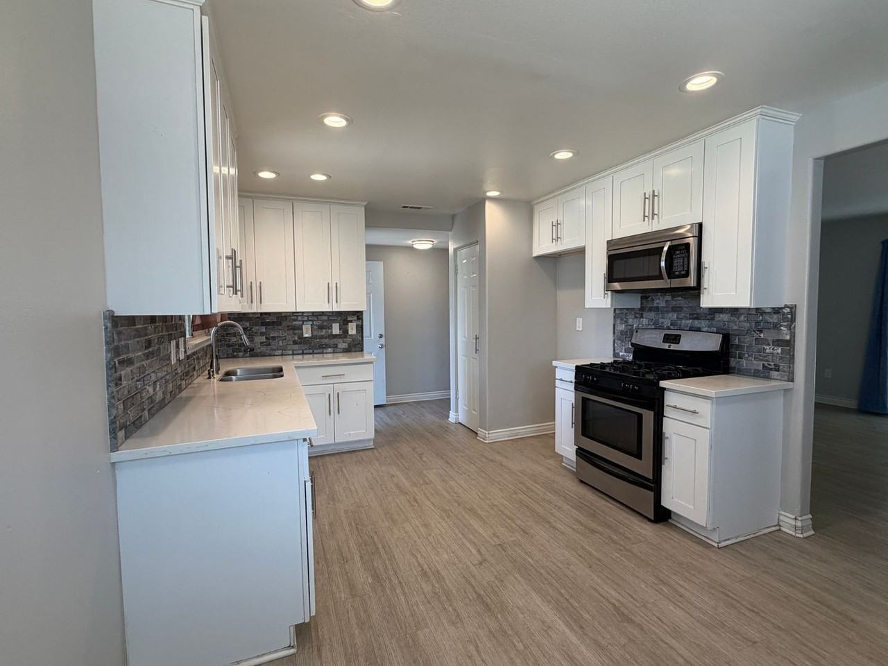 10774 Mercer Ave - Photo 3 of 12