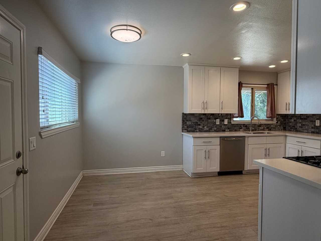 10774 Mercer Ave - Photo 4 of 12