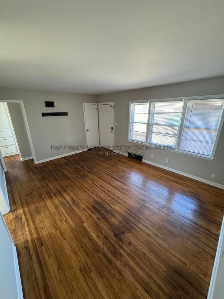 1646 S Mission Rd - Photo 2 of 16