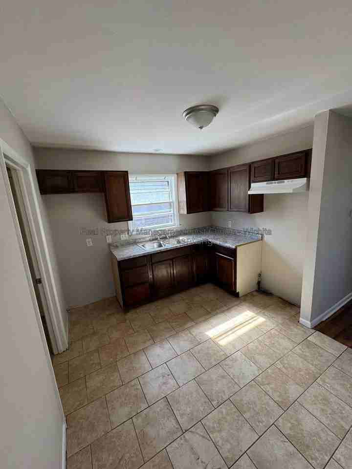 1646 S Mission Rd - Photo 4 of 16