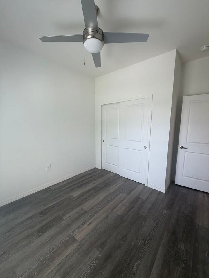 1097 Highlands Rd - Photo 4 of 21