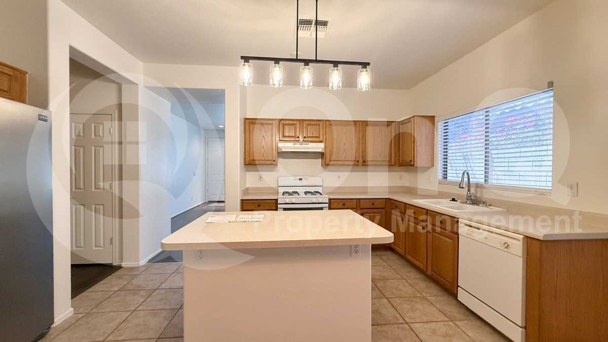 16232 W Hearn Rd - Photo 3 of 23