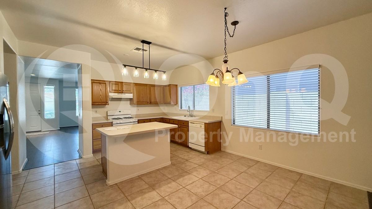16232 W Hearn Rd - Photo 4 of 23