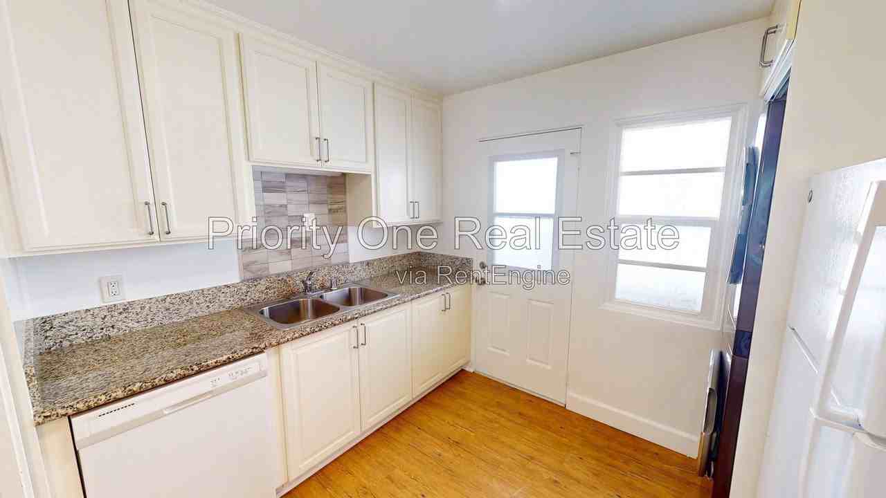 427 20th St - Photo 4 of 23