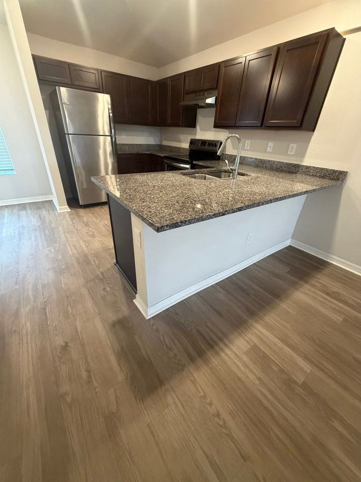 11183 Pendleton Ave - Photo 4 of 15