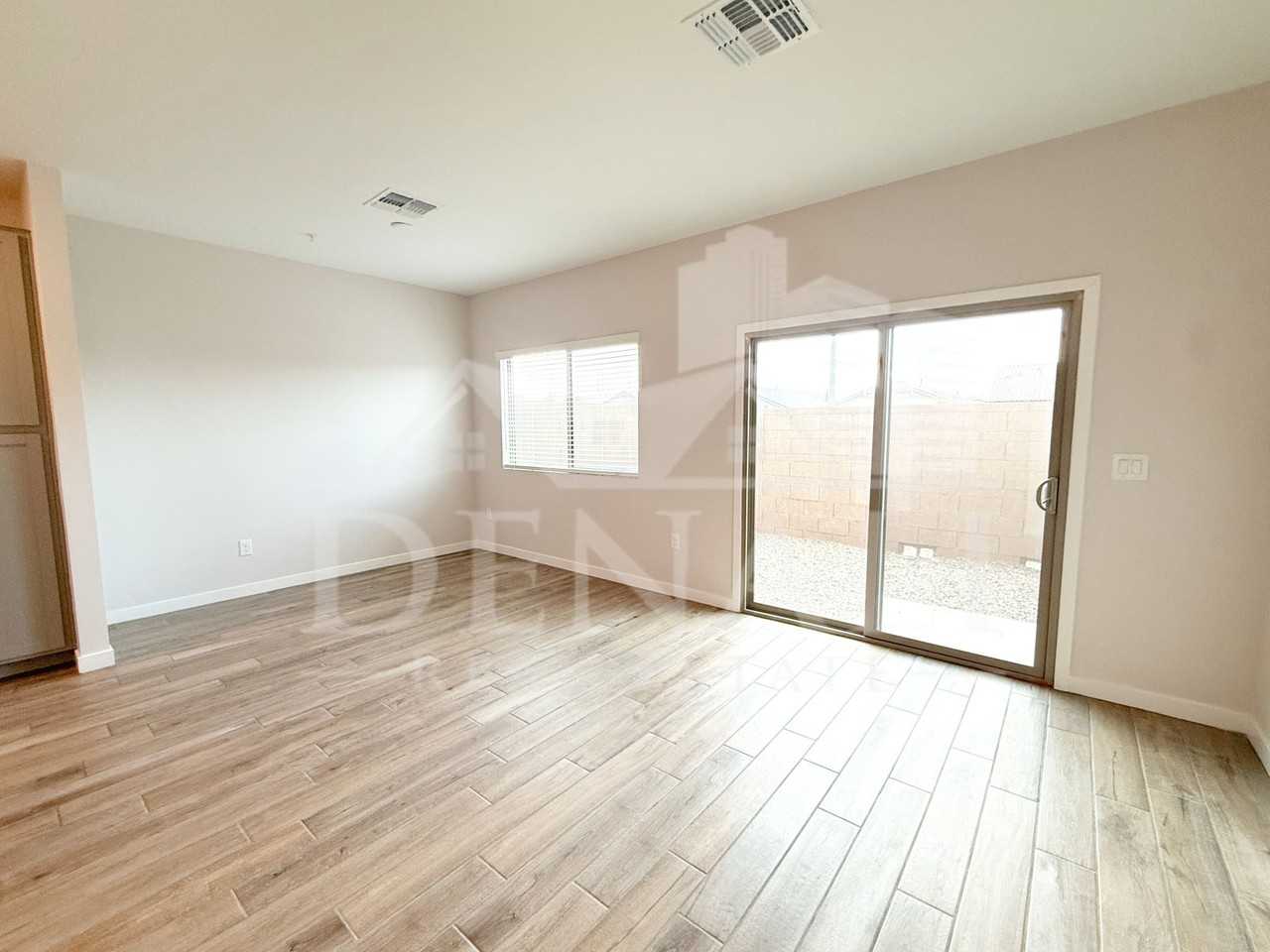 7532 W Darrow St - Photo 4 of 17