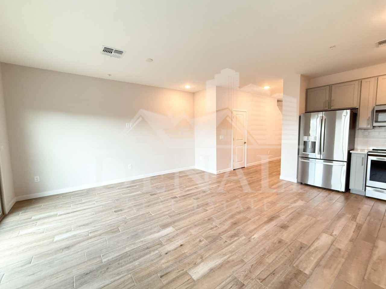 7532 W Darrow St - Photo 5 of 17