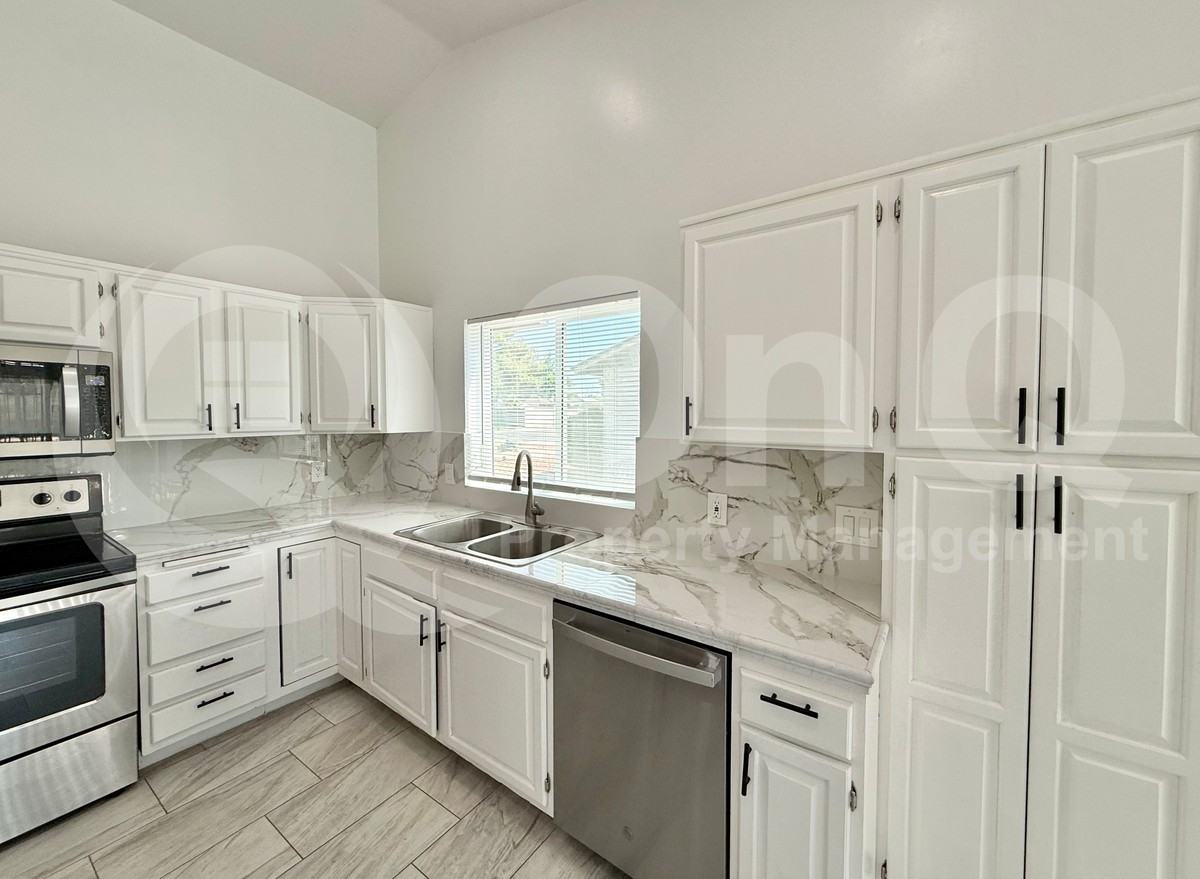 7349 W Denton Ln - Photo 4 of 23