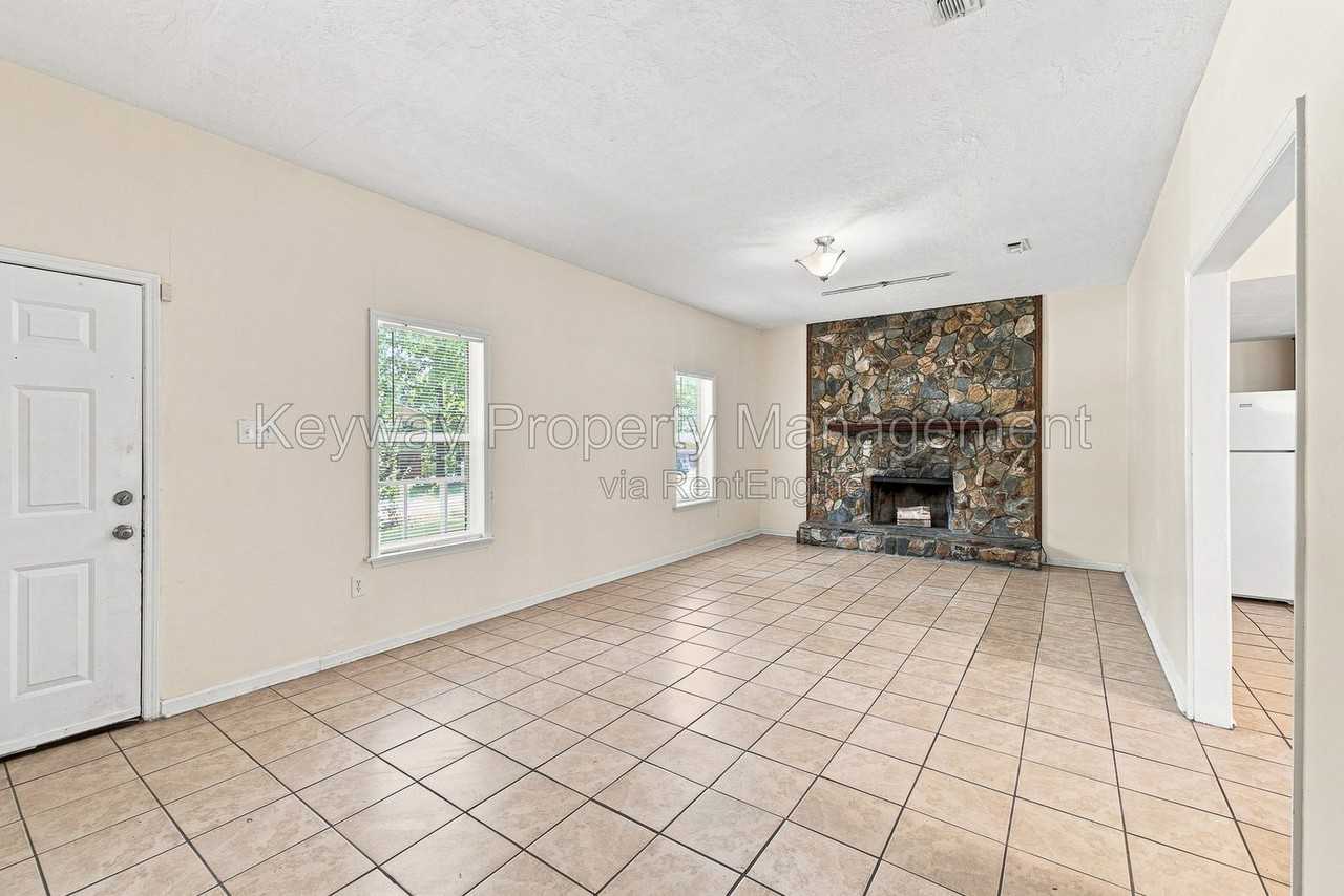 3487 Postell Dr - Photo 4 of 20