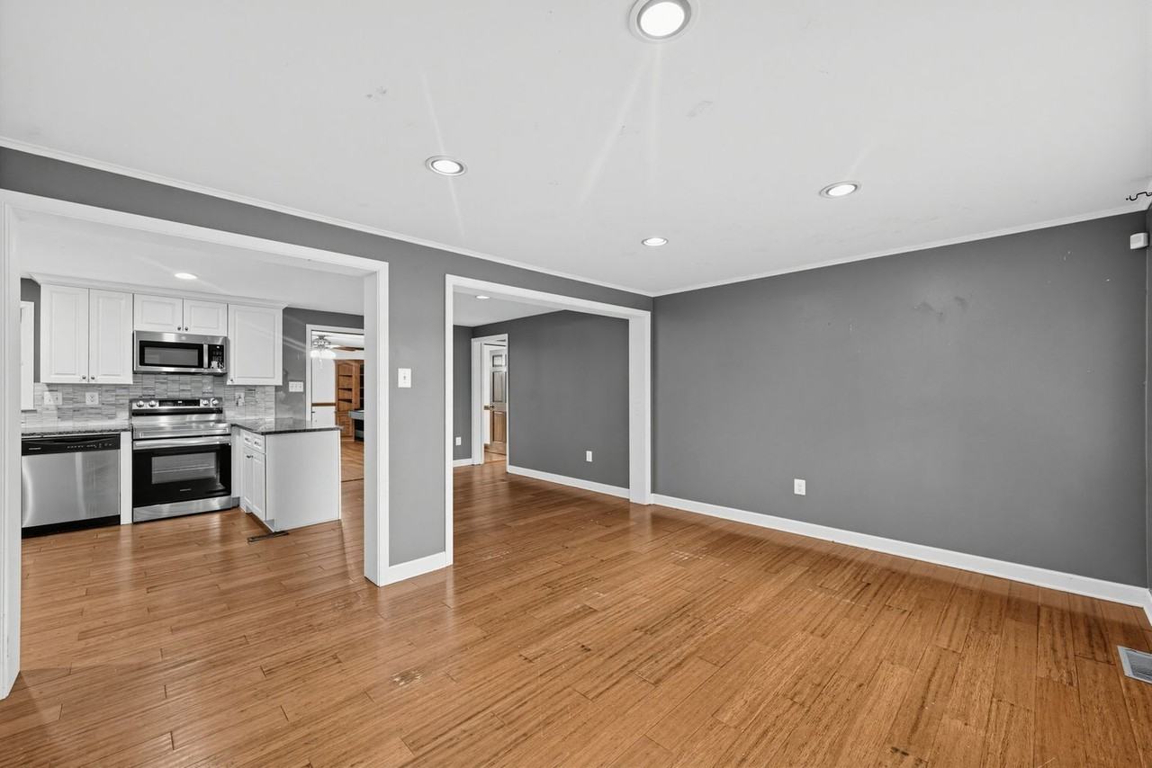 205 Manning Rd E - Photo 5 of 25