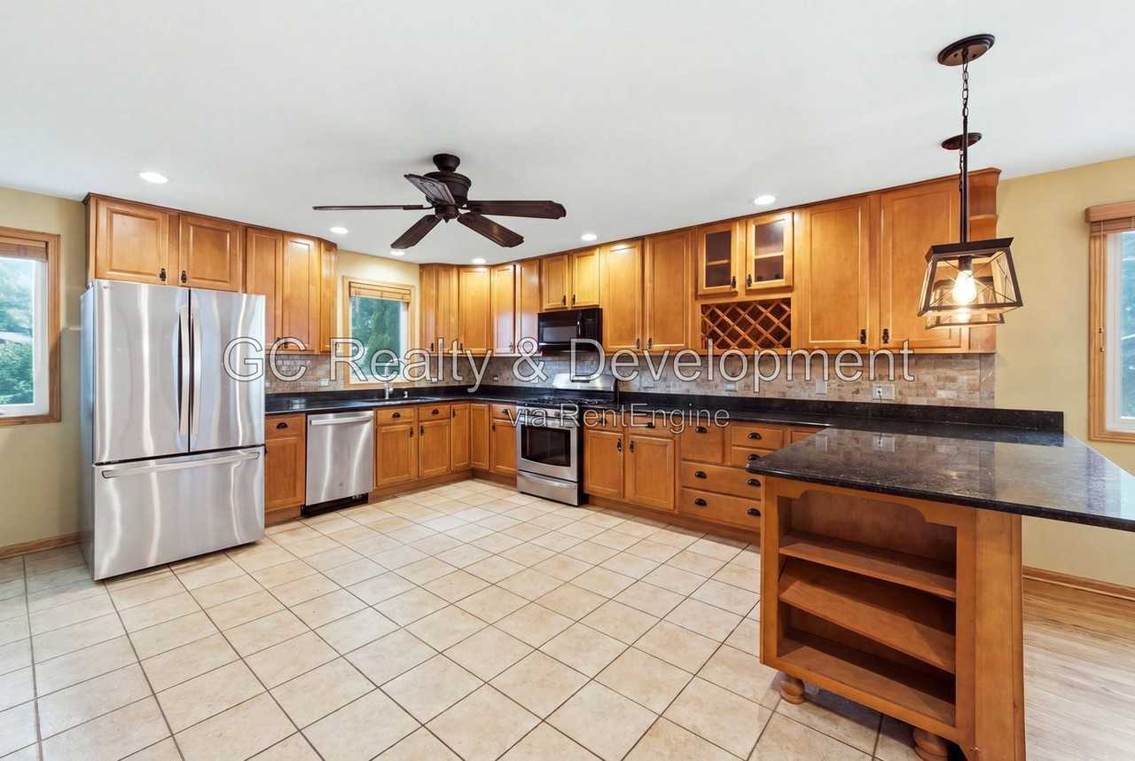 1007 Forest Dr - Photo 4 of 32