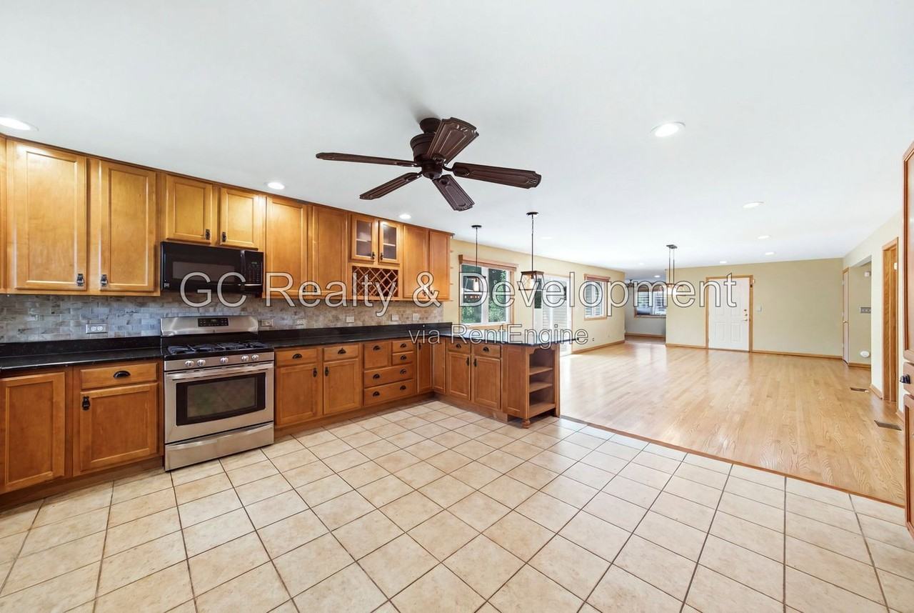 1007 Forest Dr - Photo 5 of 32