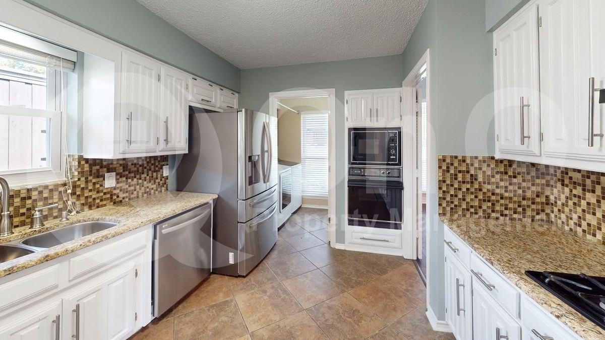 2210 Ridgewood - Photo 3 of 21