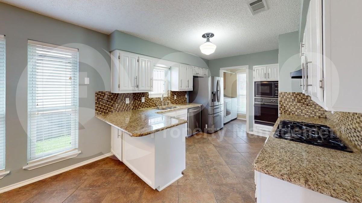 2210 Ridgewood - Photo 4 of 21