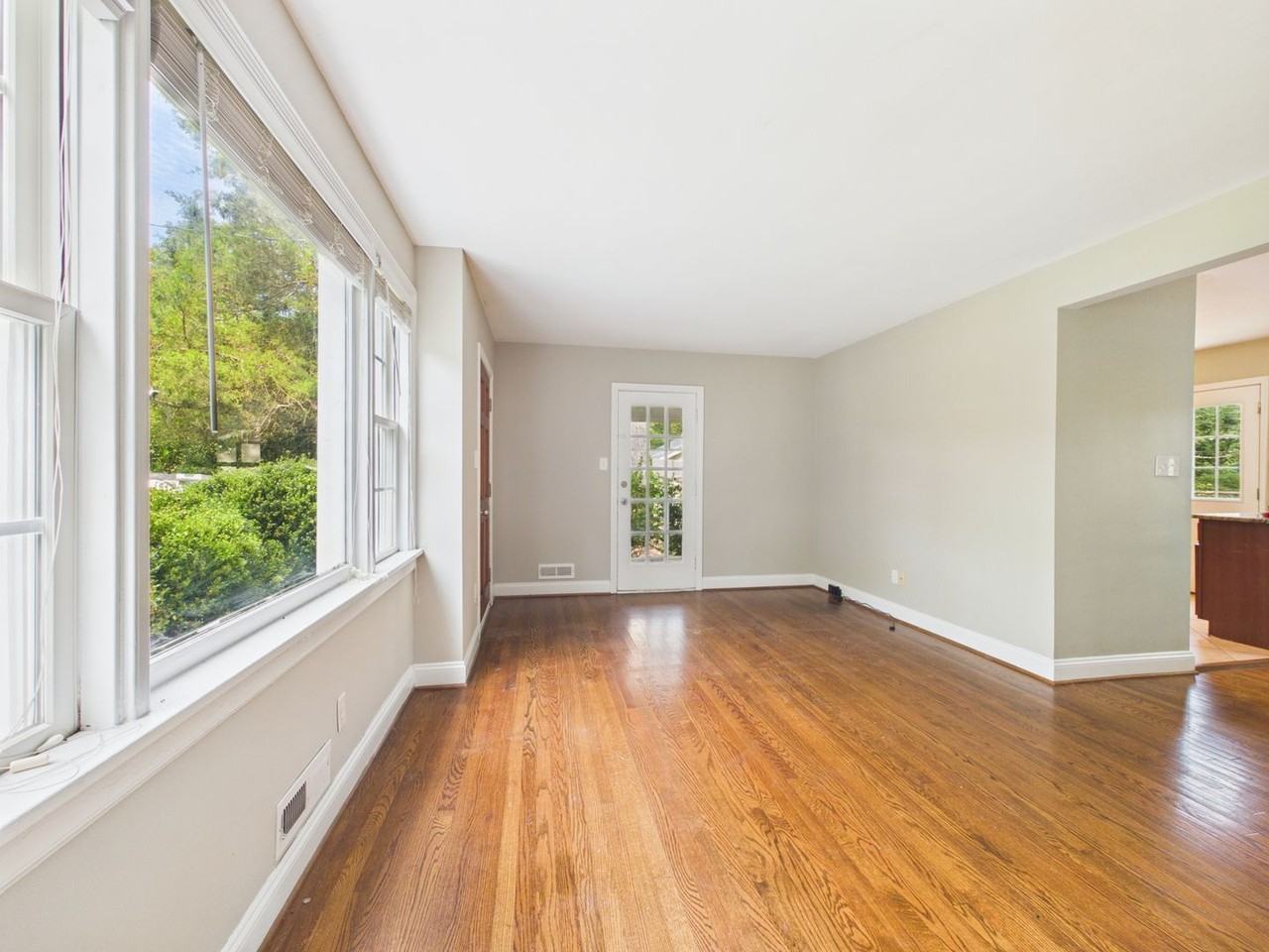 8410 Weldon Dr - Photo 3 of 27