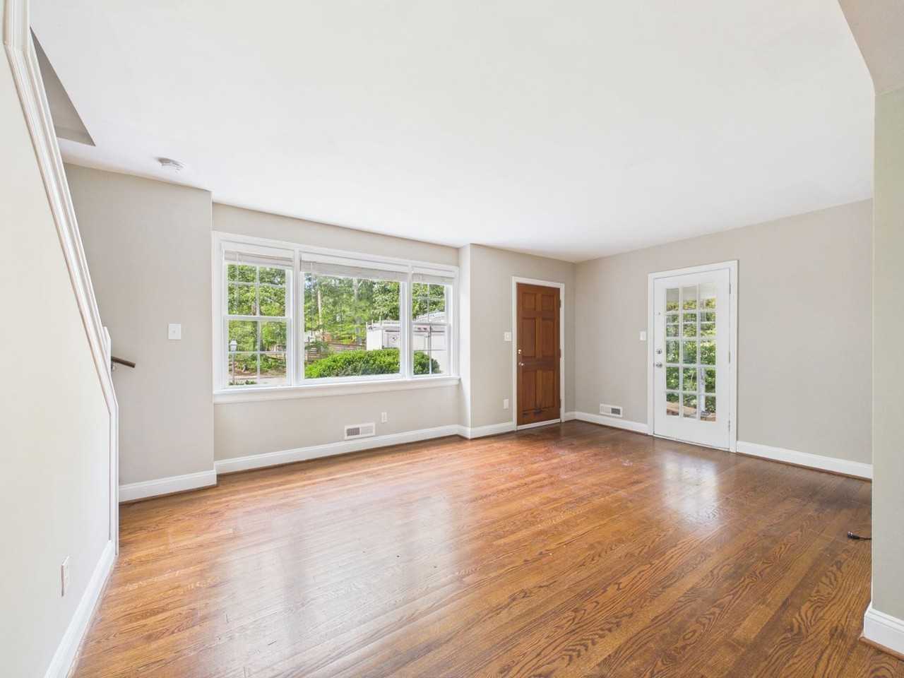 8410 Weldon Dr - Photo 4 of 27