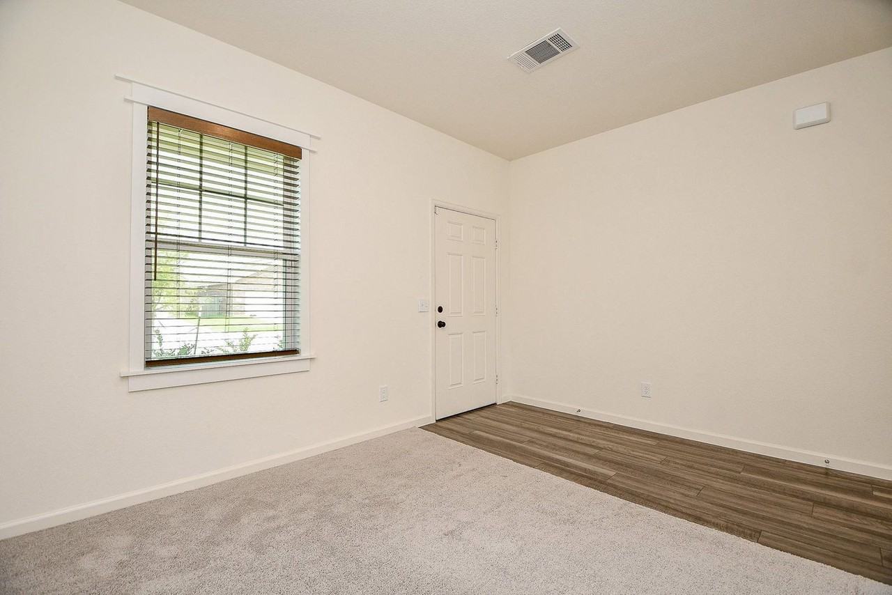 13526 Kinsman Rd - Photo 3 of 32