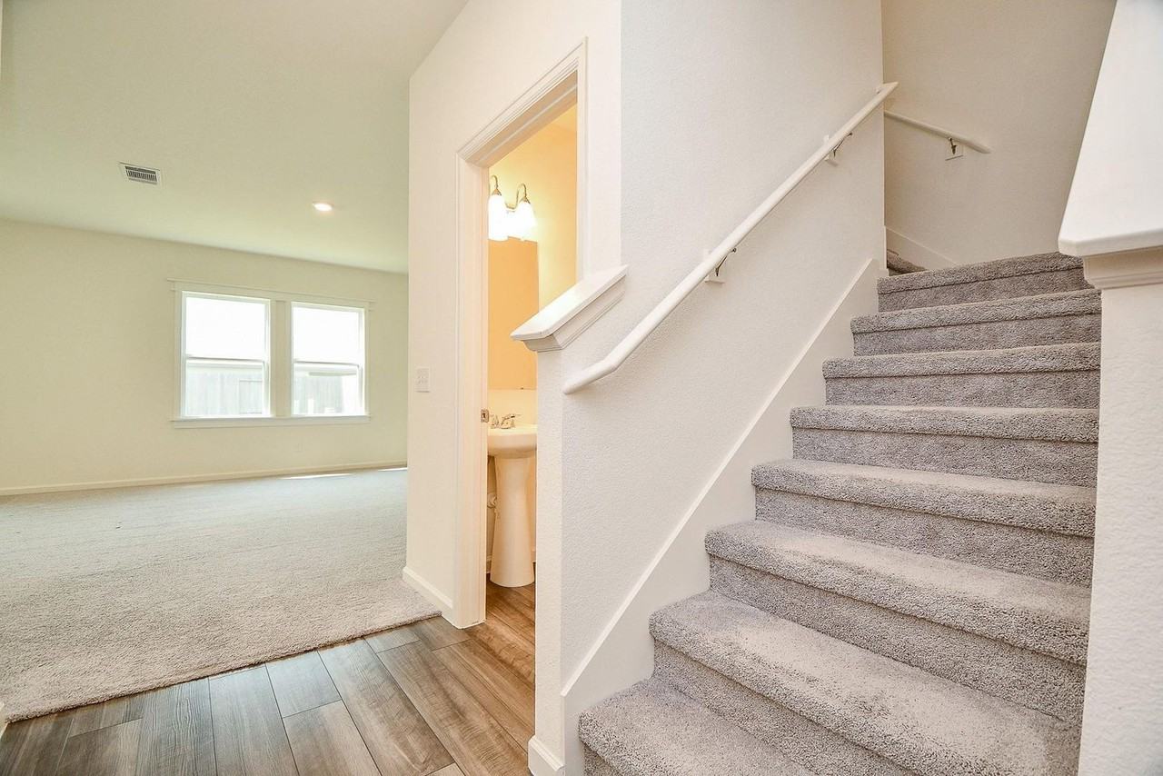 13526 Kinsman Rd - Photo 4 of 32