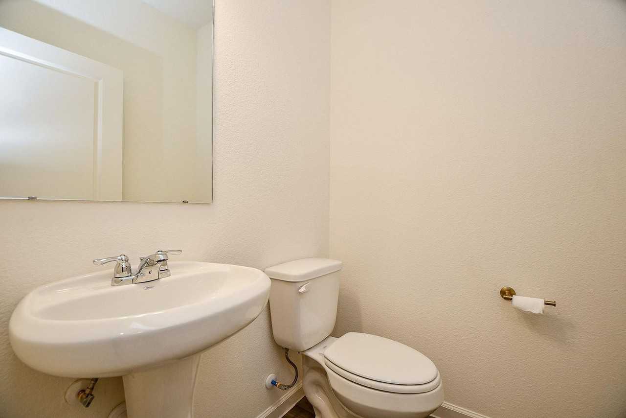 13526 Kinsman Rd - Photo 5 of 32